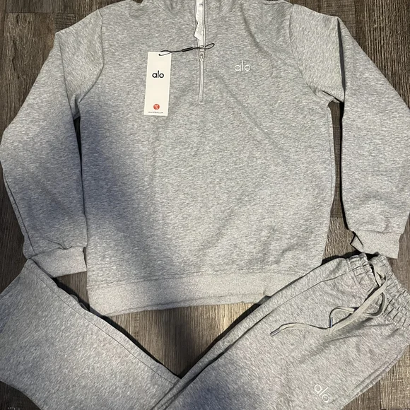 ALO Light Gray Quarter-Zip Sweatshirt & Jogger Set - Picture 2 of 3